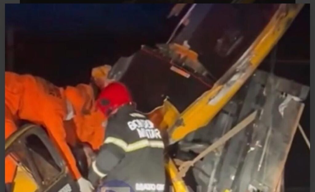 Motorista fica preso em ferragens após caminhão tombar em Primavera do Leste