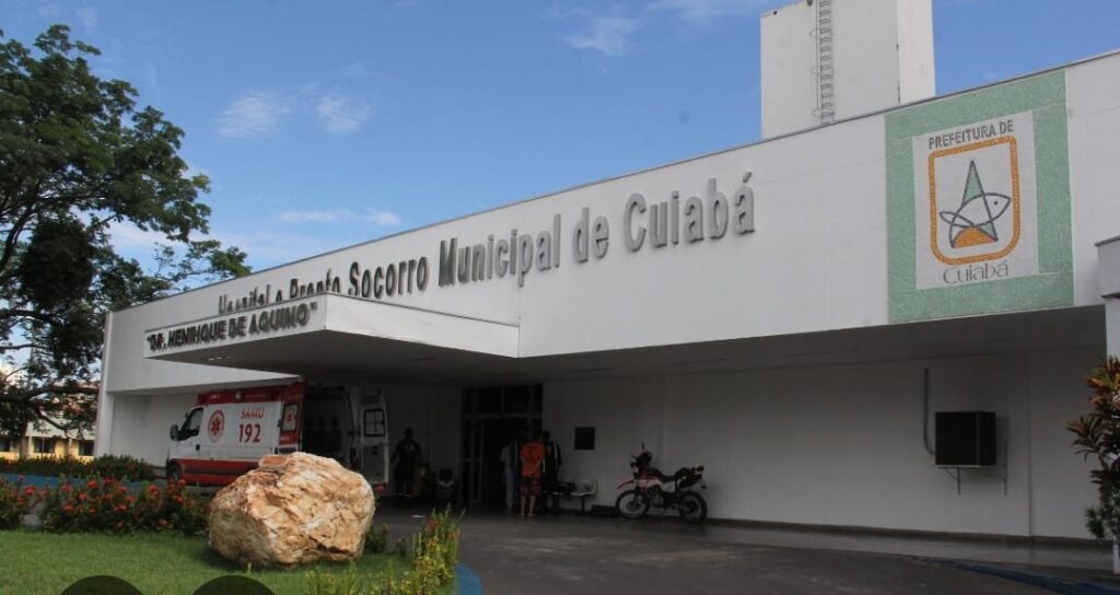 Casal flagrado em ato íntimo em frente a pronto-socorro choca moradores