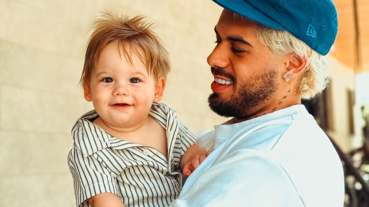 Zé Felipe se emociona com abraço inesperado do filho em casa