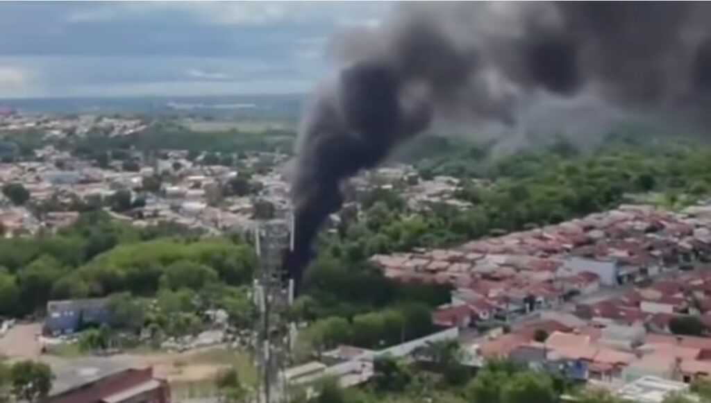 Incêndio em indústria de reciclagem causa fumaça densa em Cuiabá