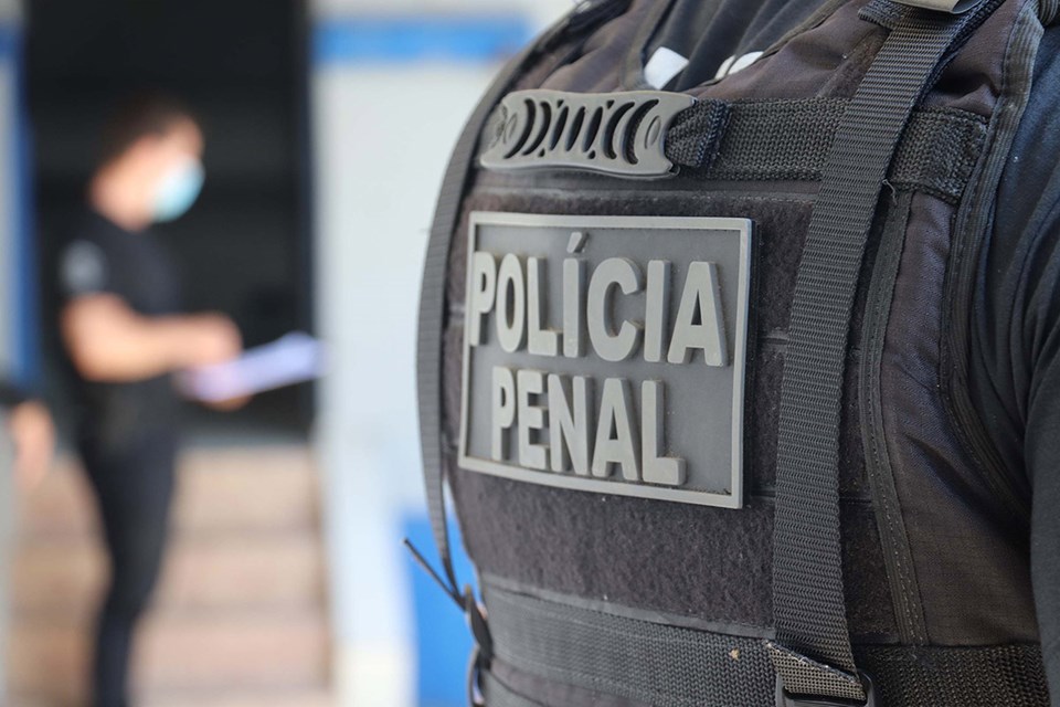 Policial penal saca arma em bar lotado e causa tumulto em Cuiabá