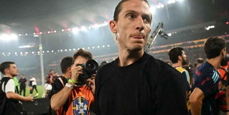 Filipe Luís quer renovar com o Flamengo, mas futuro segue indefinido
