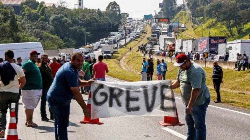 Caminhoneiros organizam paralisação nacional via redes sociais