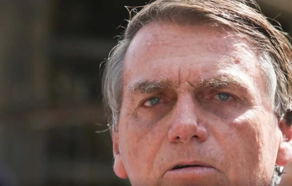 Filhos de Bolsonaro comparam tratamento dado ao pai ao de Lula