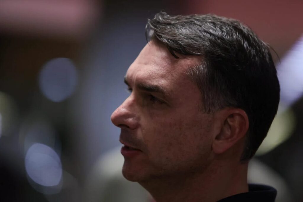 Flávio Bolsonaro critica SBT por presença de Lula e Moraes em evento