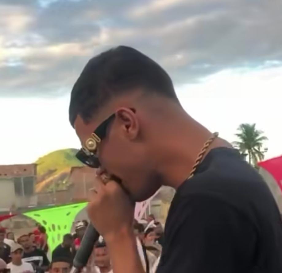 DJ anuncia traição em show e vídeo volta a viralizar
