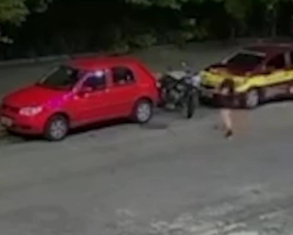 Câmeras registram assalto a mulher na porta de academia em MT