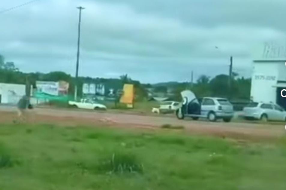 Carro sem motorista atravessa a BR-163 em Mato Grosso