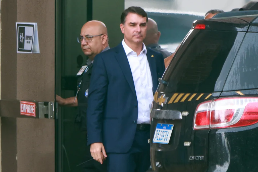 Flávio Bolsonaro Assume Defesa do Pai e Sinaliza Nova Fase na Articulação Política