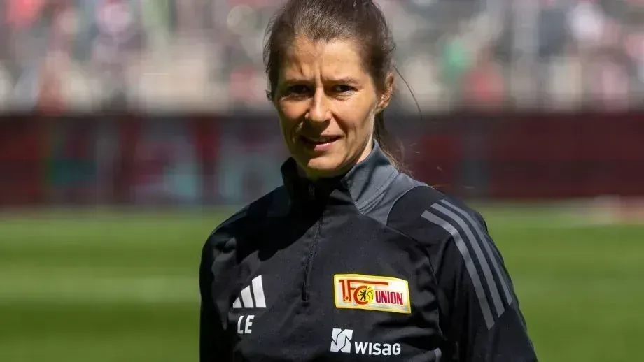 Deco admite 'falta de ajuda' a Vitor Roque no Barcelona, vê atacante c em destaque