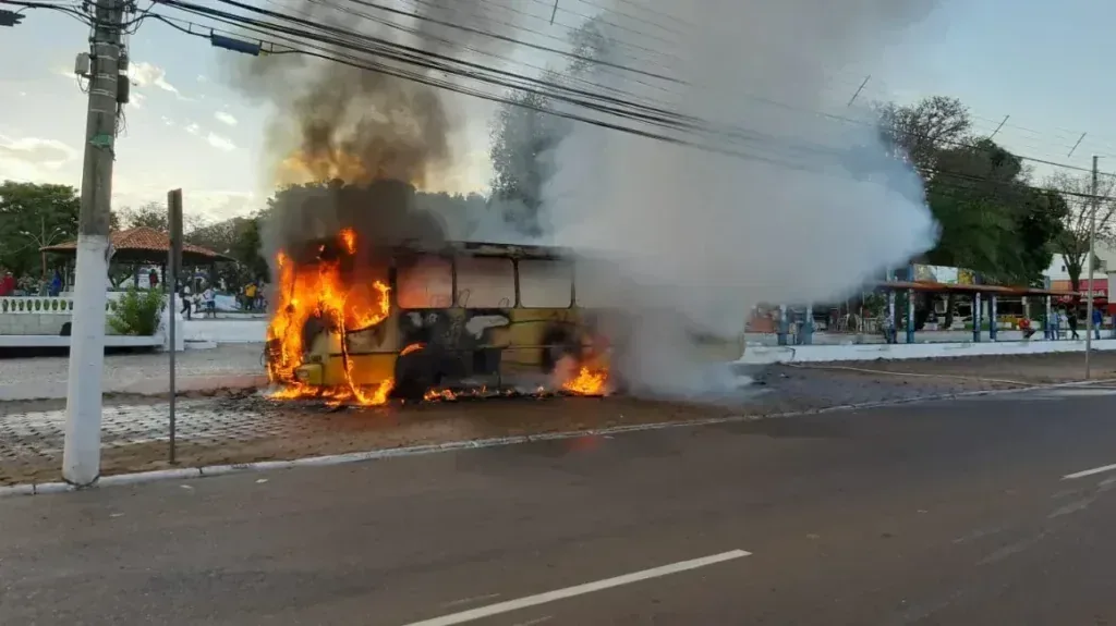 Ônibus com trabalhadores pega fogo próximo à BR-364 em Rondonópolis e reforça al em destaque