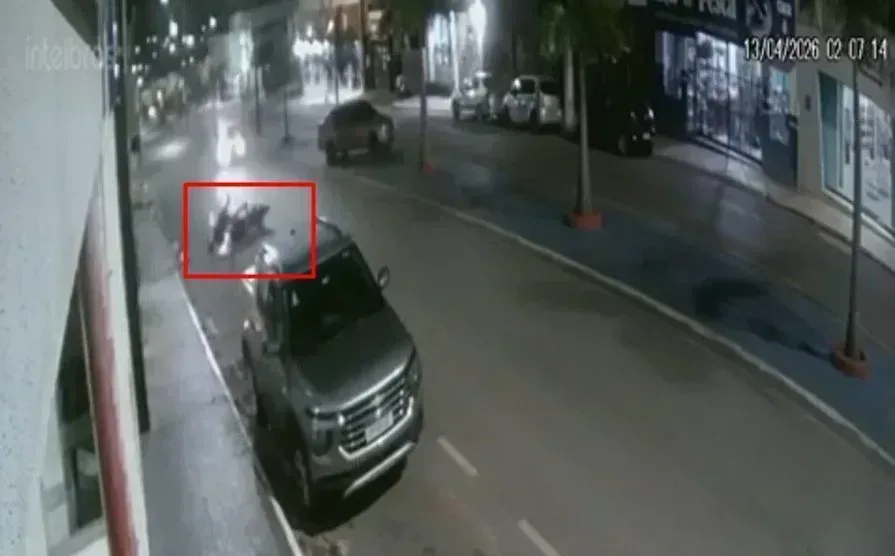 Jovem morre após perder controle da moto e bater em camionete parada… e reforça em destaque