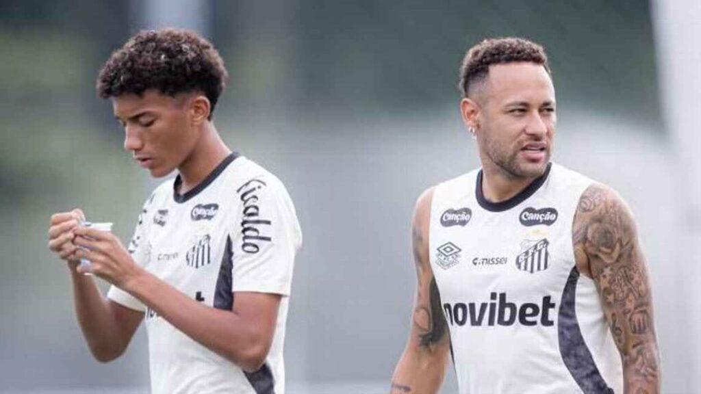 Neymar se desentende com Robinho Jr. em treino do Santos e acerta rasteira no co em destaque