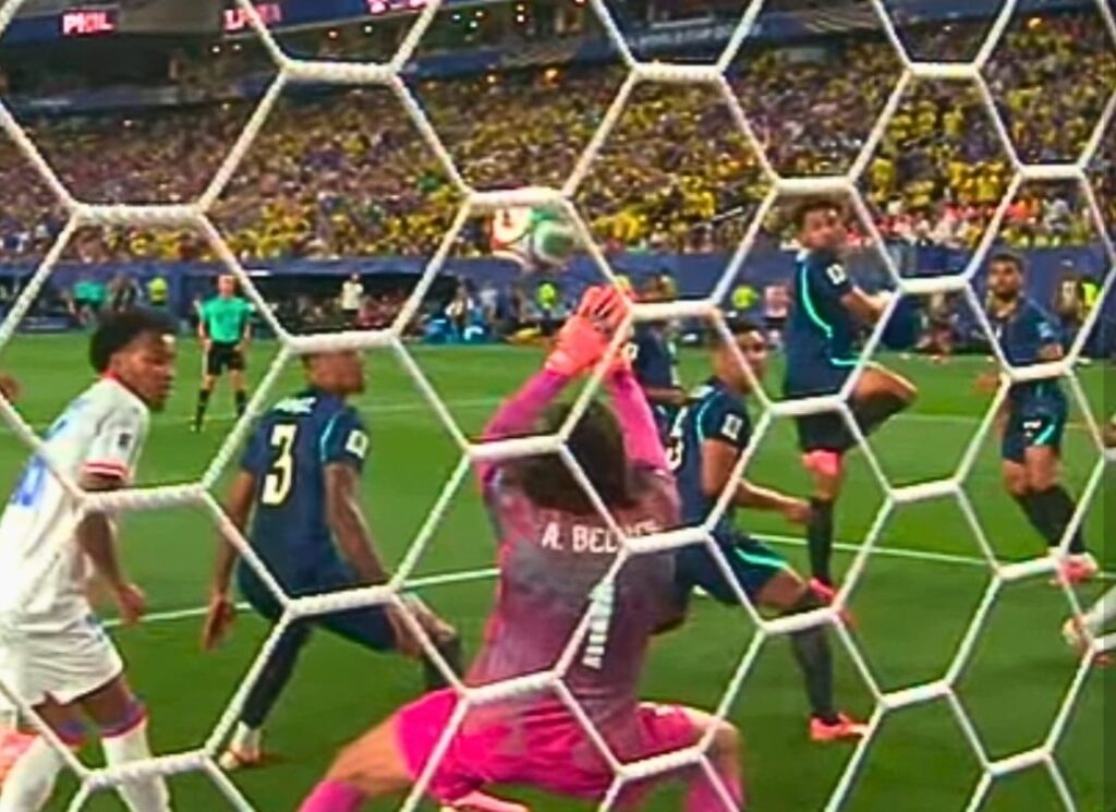 defesa decisiva de Alisson na Copa do Mundo 2026 em destaque